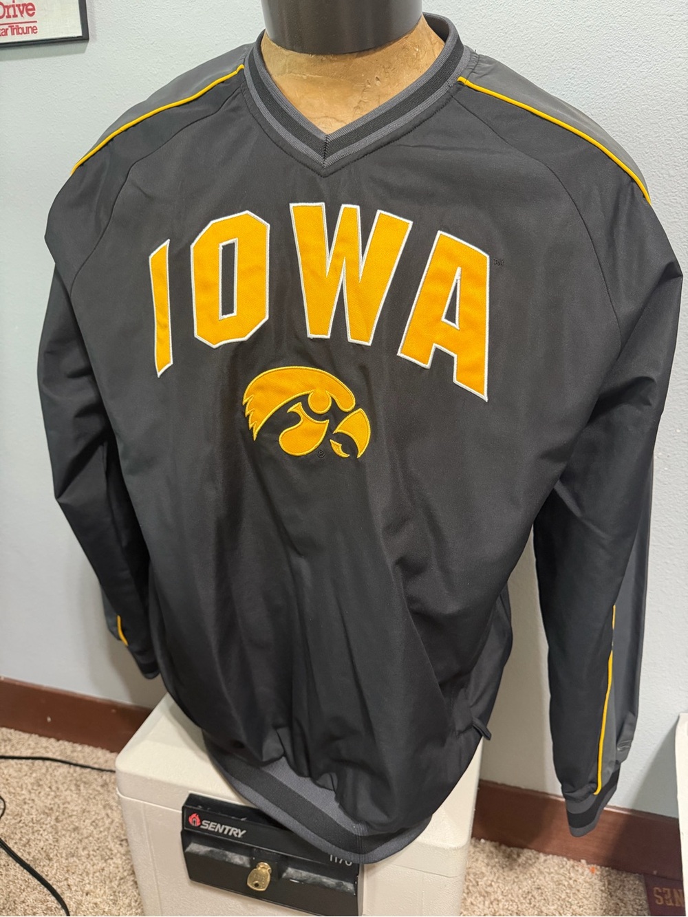 Colosseum Iowa Hawkeyes Black & Gold Pullover